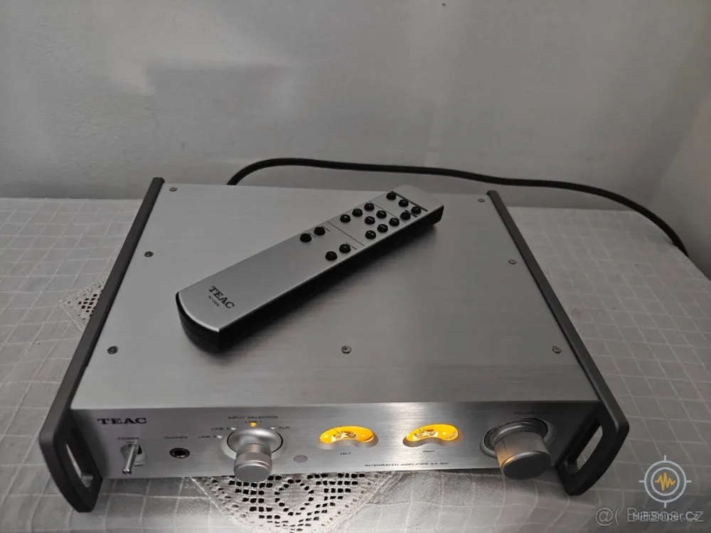 TEAC AX-501 (XLR, analogové VU metry)