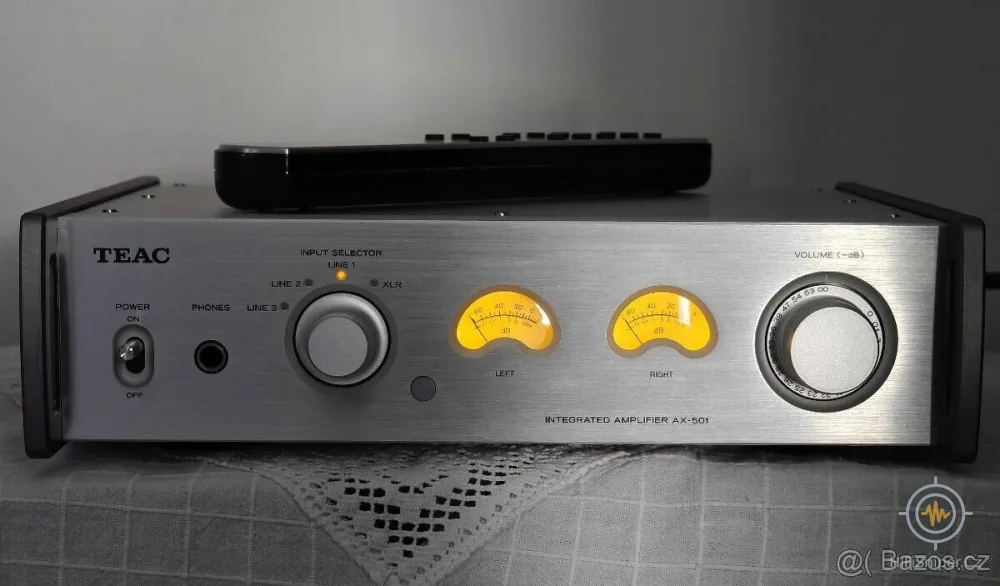 TEAC AX-501 (XLR, analogové VU metry)