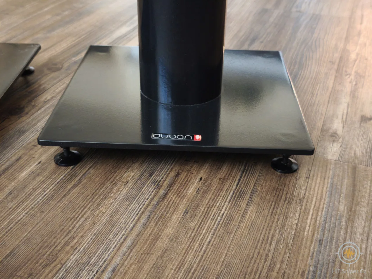 Stojany pod reproduktory